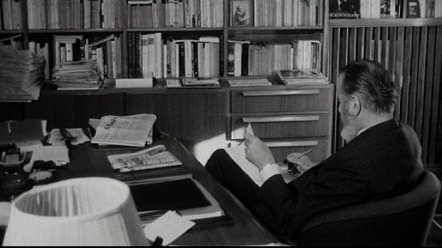 Homme lisant dans sa bibliothèque : le journaliste Benjamin Romieux. [RTS]