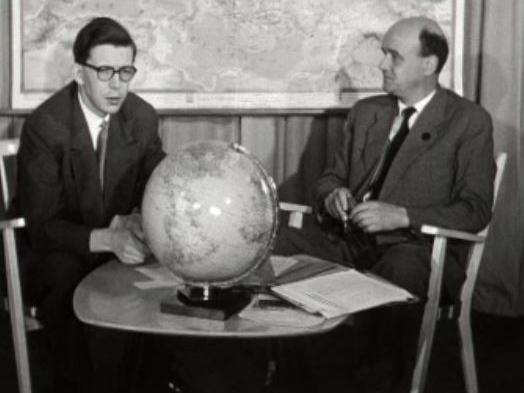 René Schenker et un spécialiste des PTT en 1956. [RTS]