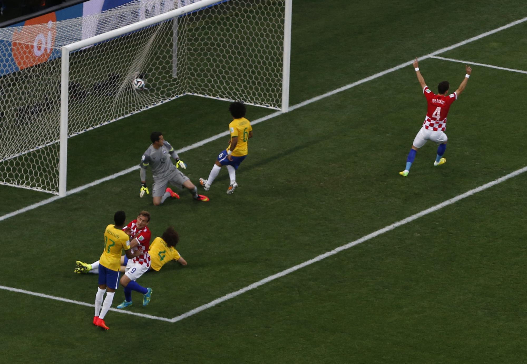 Le malheureux Marcelo marque contre son camp. La Croatie exulte. [REUTERS - © Paulo Whitaker / Reuters]