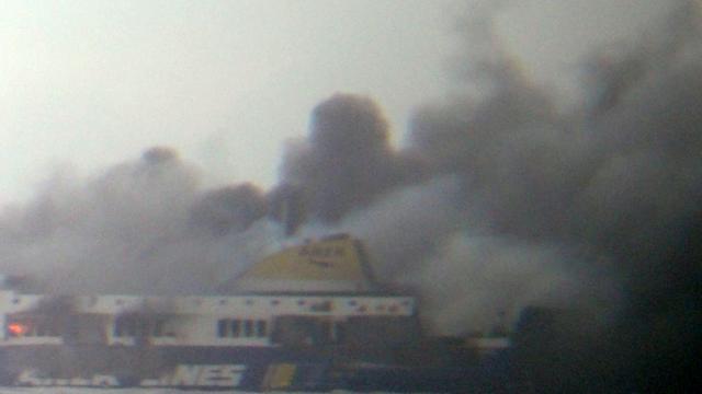 Une autre image montrant les flammes sur le ferry. [AP Photo/SKAI TV Station]