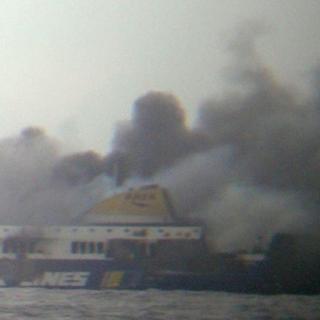 Une autre image montrant les flammes sur le ferry. [AP Photo/SKAI TV Station]
