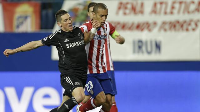 Le duel s'annonce très indécis entre Fernando Torres et Chelsea (en noir) et le Madrilène Miranda. [Paul White]