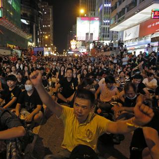 Des milliers de personnes ont manifesté dans les rue de Hong Kong lundi. [Vincent Yu - AP Photo]
