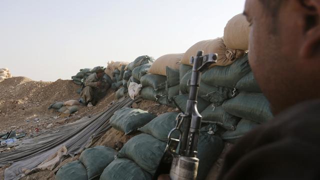 Combattants kurdes peshmergas tenant leur ligne dans le nord-est de l'Irak, près de la ville de Khanakin. [Youssef Boudlal]