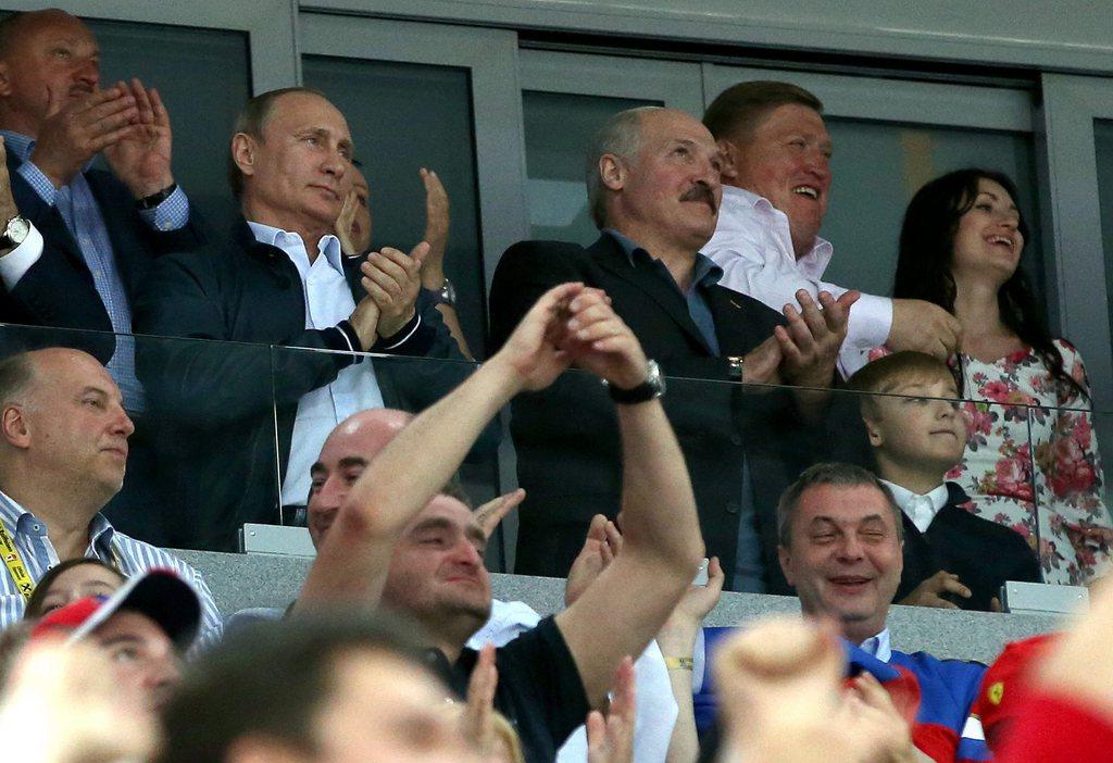 Le président russe Vladimir Poutine (à g.) n'a rien raté de cette finale. [KEYSTONE - TATYANA ZENKOVICH]
