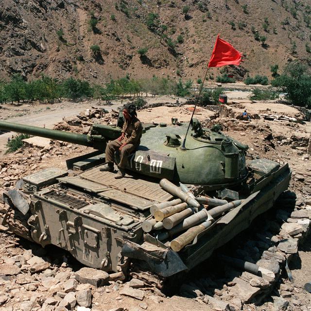 Un soldat afghan, loyal aux forces soviétiques, sur un tank T64 soviétique en 1989 près du col stratégique de Salang en Afghanistan. [Georges Gobet]