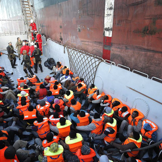L'un des navires de migrants intercepté durant l'opération, ici au large de Lampedusa fin octobre. [Giuseppe Lami]