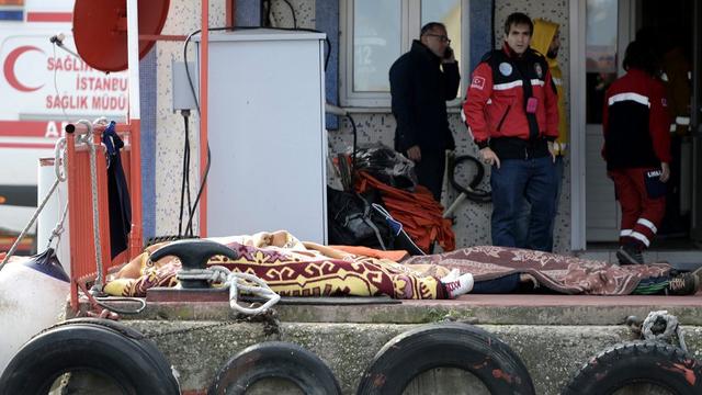 Les corps de quelques-uns des naufragés recouverts de couvertures, ce lundi 3 novembre 2014, à Rumeli Fener en Turquie.