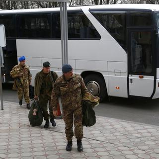 L'OSCE va envoyer une centaine d'observateurs en Ukraine pour six mois. Ici, une équipe de l'organisation à Donetsk, chargée d'observer les développements militaires. [AP Photo - Sergei Grits]