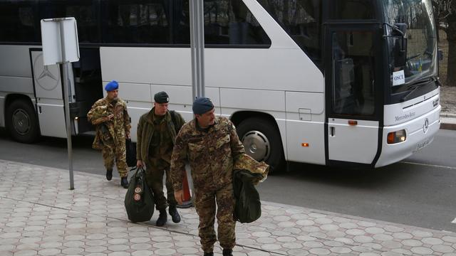 L'OSCE va envoyer une centaine d'observateurs en Ukraine pour six mois. Ici, une équipe de l'organisation à Donetsk, chargée d'observer les développements militaires. [AP Photo - Sergei Grits]