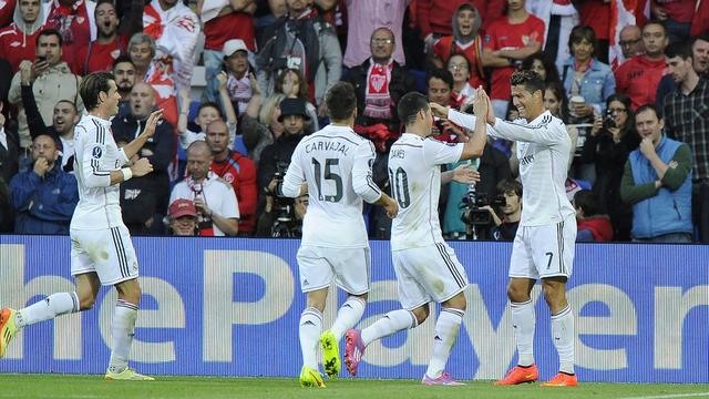 Ronaldo, qui vient de marquer, est félicité par James Rodriguez et ses autres coéquipiers. [Facundo ArrizAbalaga]