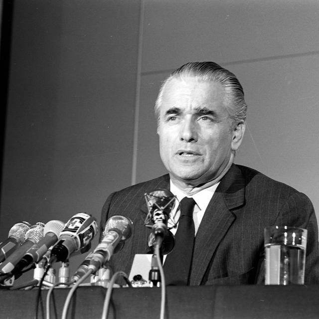 Jacques Chaban-Delmas en campagne pour l'élection présidentielle à Paris, Palais des congrès, en mai 1974.