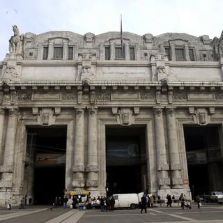 Aussenaufnahme des Haupteingangs des Mailaender Bahnhofes Milano Centrale, aufgenommen am Dienstag, 3. Februar 2004. (KEYSTONE/Karl Mathis) [Karl Mathis]
