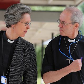 L'archevêque de Canterbury Justin Welby, aux côtés d'une aumônière, lors du synode de l'Eglise anglicane qui a décidé de permettre aux femmes de devenir évêques. [LINDSEY PARNABY]