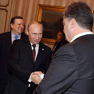 Nouvelle poignée de mains à Milan entre Vladimir Poutine et Petro Porochenko. [EPA/Daniel Dal Zennaro]