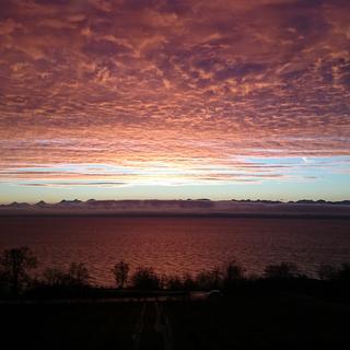 Lever du soleil sur le lac de Neuchâtel. [Grégoire Banderet]