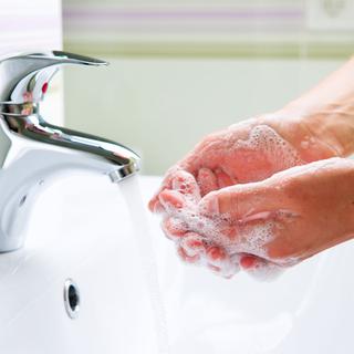 Une bonne hygiène des mains est importante dans la lutte contre la résistance aux antimicrobiens. [Fotolia - Subbotina Anna]