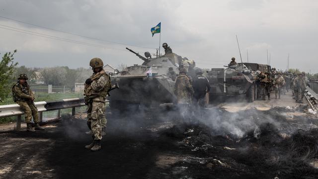 L'armée ukrainienne et la garde nationale bloquent une route où se tenait un checkpoint pro-russe près de Slaviansk. [Sandro Maddalena/NurPhoto]