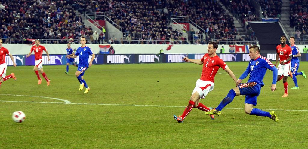 Olic dépose Lichtsteiner avant de croiser parfaitement sa frappe pour égaliser (2-2). [KEYSTONE - Walter Bieri]