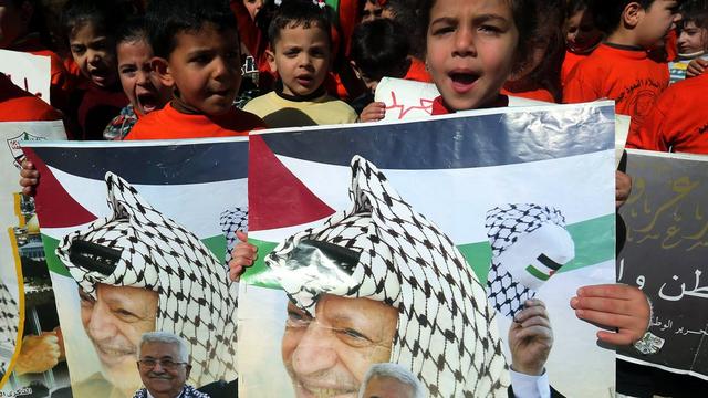 Des milliers de Palestiniens, dont de nombreux jeunes et enfants, étaient réunis pour la commémoration des 10 ans de la mort de Yasser Arafat. [EPA/Keystone - Abed al Hashlamoun]