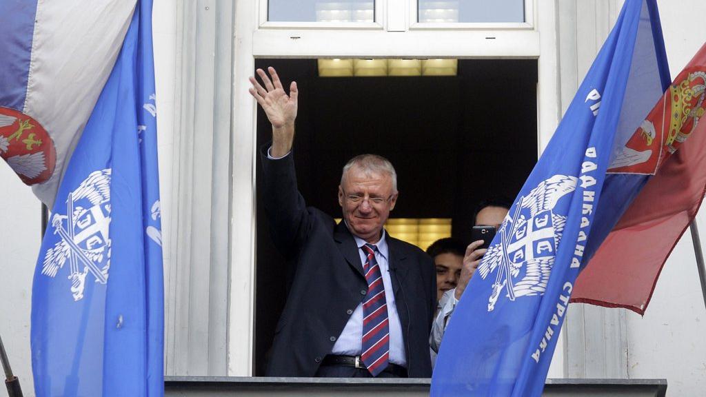 epa04486683 Vojislav Seselj waves to supporters from the balcony of his party headquarters in Belgrade, Serbia, 12 November 2014. The UN war crimes tribunal for former Yugoslavia (ICTY) said 06 November 2014 that it has approved the provisional release of Serbian nationalist leader Vojislav Seselj. ICTY judges allowed Seselj to travel home for medical treatment on the condition that he does try to influence his ongoing war crimes trial. He must return to ICTY when summoned. EPA/ANDREJ CUKIC [Andrej Cukic]