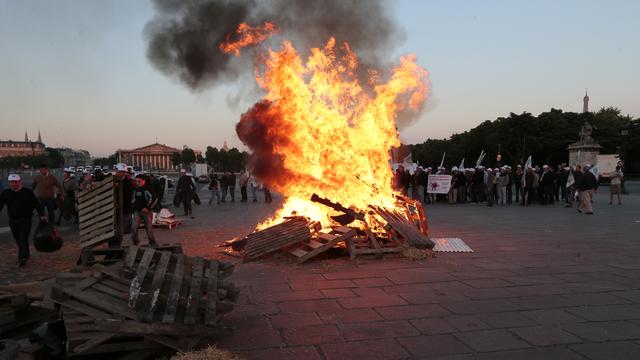 Manifestation Paris paysans Feu concorde [JACQUES DEMARTHON]