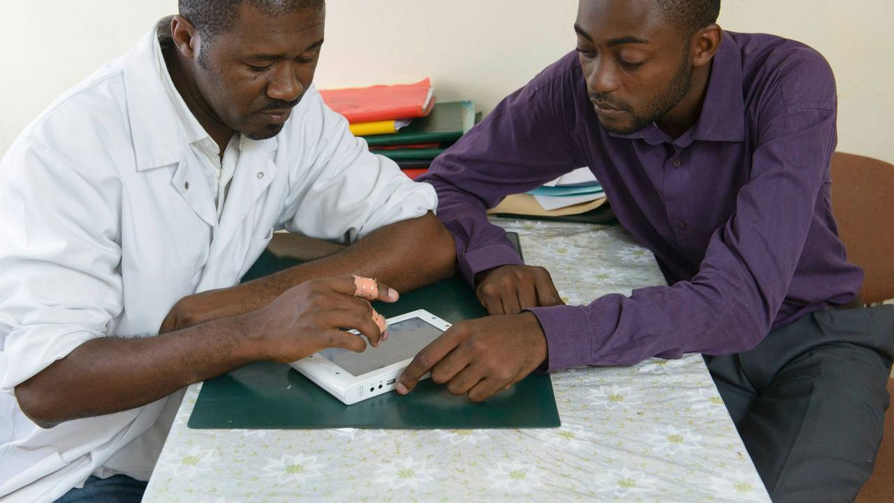 Arthur Zang (dte) en compagnie du docteur Balla Nkonda de Yaoundé, testant le Cardiopad. [CardioPad Project]