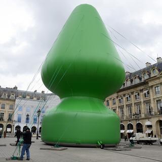 "Tree" de l'artiste américain Paul McCarthy sur la Place Vendôme à Paris le 15 octobre 2014. [Bertrand Guay]