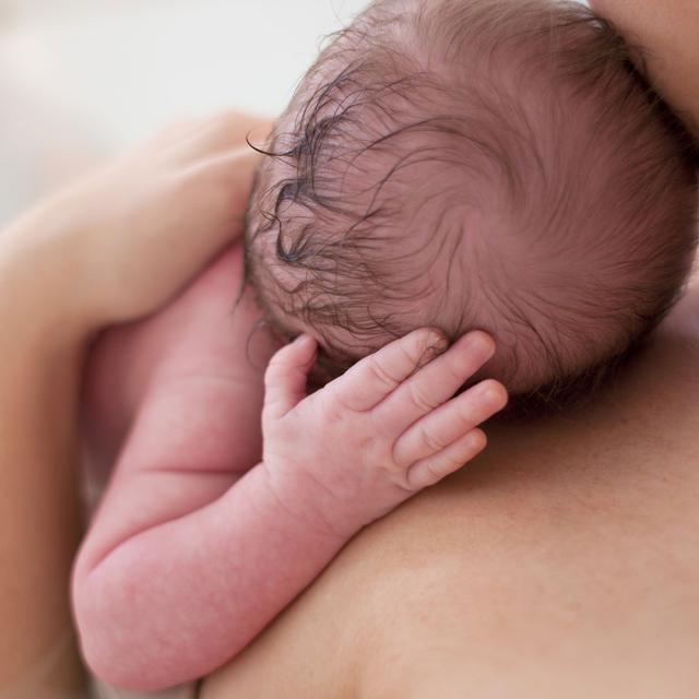 Un nouveau-né contre sa mère. [Science Photo Library/AFP]