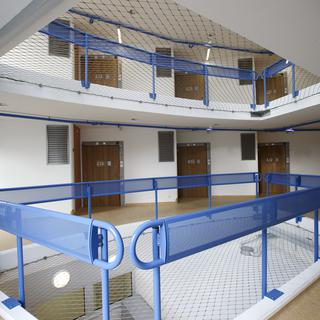 Vue des couloirs et des étages de la nouvelle prison de Curabilis, le 4 avril 2014 à Puplinge. [Salvatore Di Nolfi]