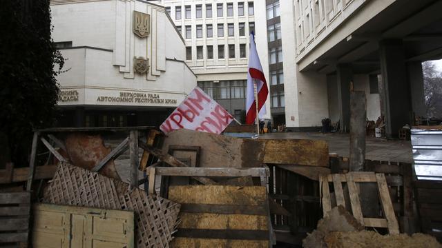 Barricade devant le bâtiment du gouvernement à Simferopol en Ukraine, avec bannière disant "Crimée Russie". [AP Photo - Darko Vojinovic]