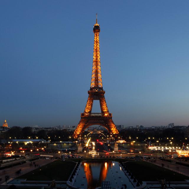 La tour Eiffel illuminée. [Manuel Cohen]