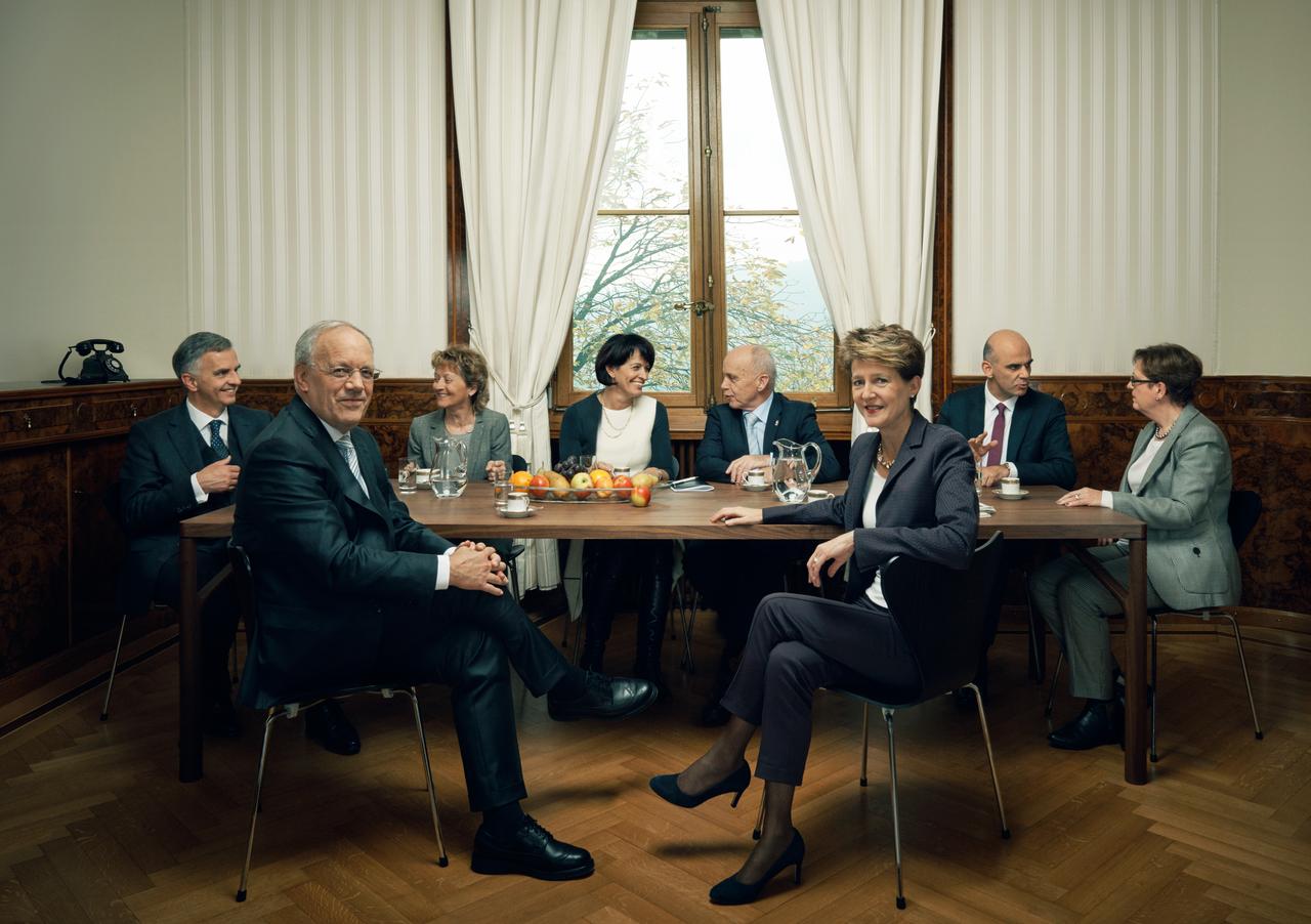 La photo officielle 2015 avec de gauche à droite Didier Burkhalter, Johann Schneider-Ammann, Eveline Widmer-Schlumpf, Doris Leuthard, Ueli Maurer, Simonetta Sommaruga, Alain Berset et la chancelière Corina Casanova. [BUNDESKANZLEI/Christian Grund, Maurice Haas]