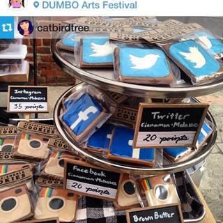 Le stand de Risa Puno au Dumbo Arts Festival. [Instagram #pleaseenablecookies]