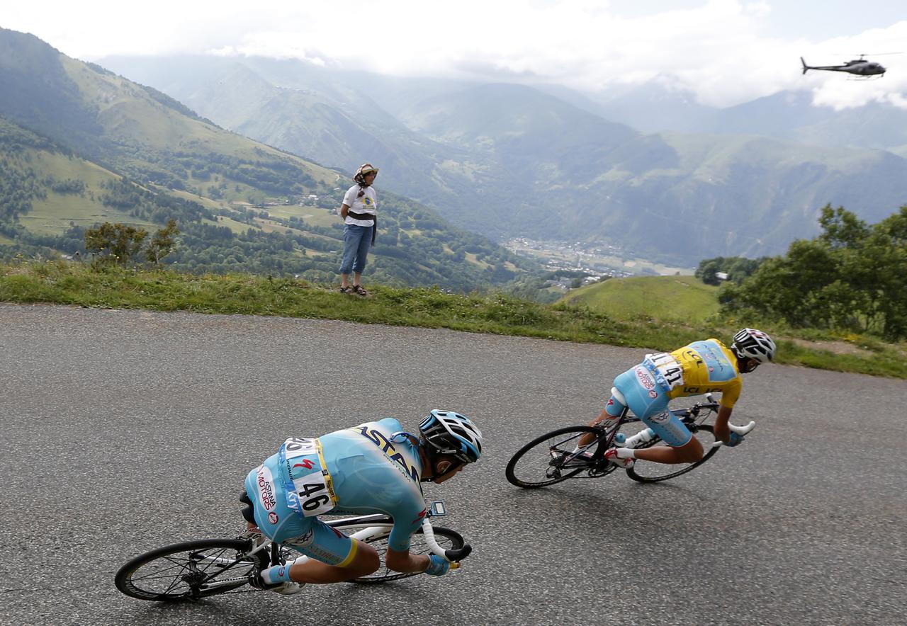 Le maillot jaune Nibali dans une descente, exercice qu'il apprécie. [REUTERS - Jean-Paul Pelissier]