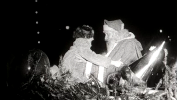 Le Père Noël descend du ciel pour la plus grande joie des petits Genevois. [RTS]