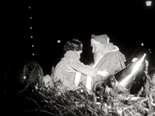 Le Père Noël descend du ciel pour la plus grande joie des petits Genevois. [RTS]