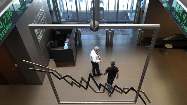 La bourse grecque a chuté de 11% à l'issue de la non-élection du président. [AFP - Louisa Gouliamaki]