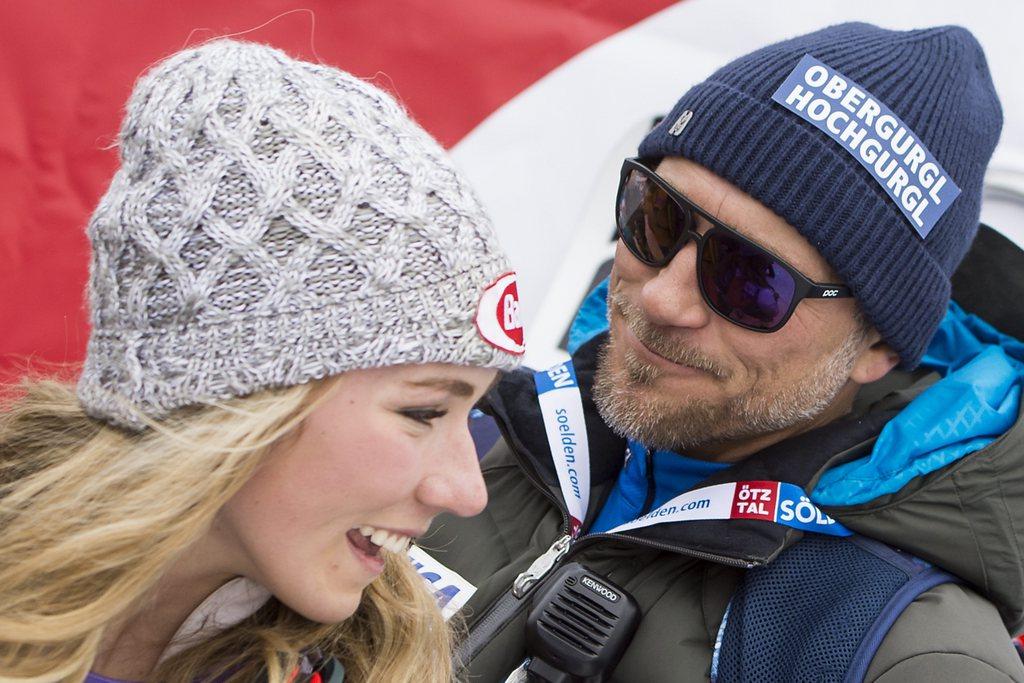 Stefan Abplanalp, coach suisse des Américaines, félicite Mikaela Shiffrin. [KEYSTONE - Jean-Christophe Bott]