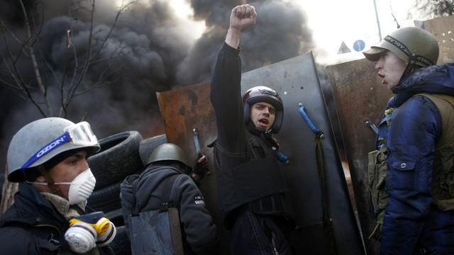 Les affrontements entre police et manifestants se poursuivent dans le centre de Kiev, entre la place de l'Indépendance et le parlement. [AP/Keystone - Marko Drobnjakovic]