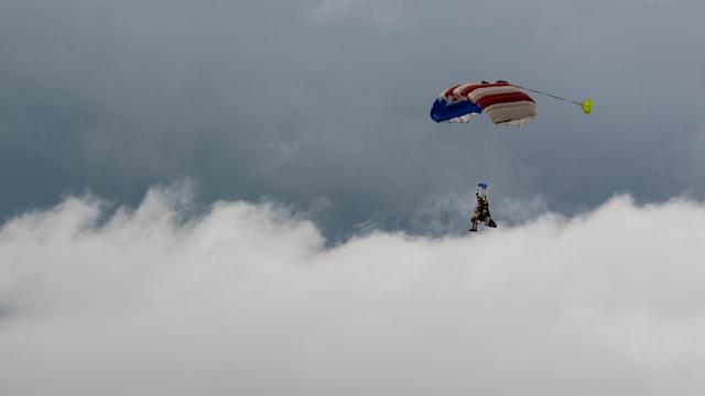 Jetman alias Yves Rossy à l'atterrissage. [RTS - Didier Kessi]