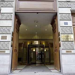 L'entrée du quartier général d'UBS à Paris. [Kenzo Tribouillard]