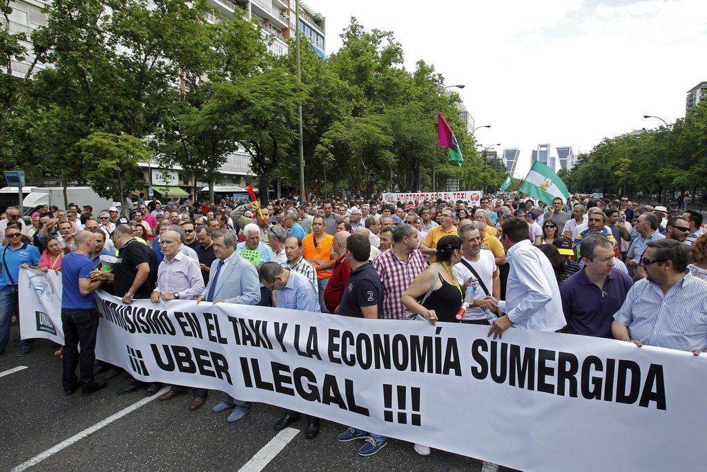 Les chauffeurs de taxi se sont aussi mobilisés à Madrid. [EPA - Hugo Ortuno]