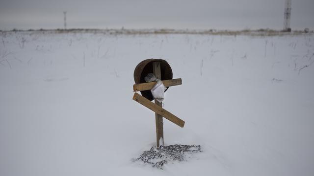 La tombe d'un soldat inconnu près de l'aéroport de Donetsk. [AP Photo/Balint Szlanko]