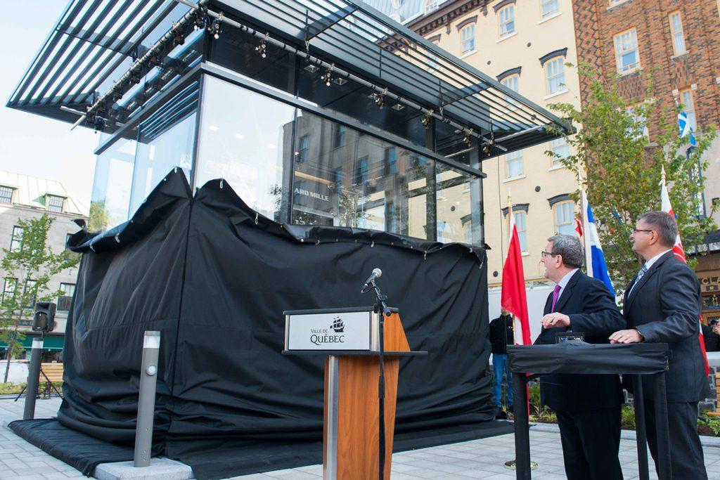 Le maire de Québec Régis Labeaume et le ministre jurassien Charles Juillard dévoilent l'horloge.