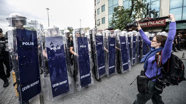 Depuis le milieu de la nuit, les policiers anti-émeutes ont pris position dans le parc de Gezi et aux alentours de la place Taksim. [Bulent Kilic]