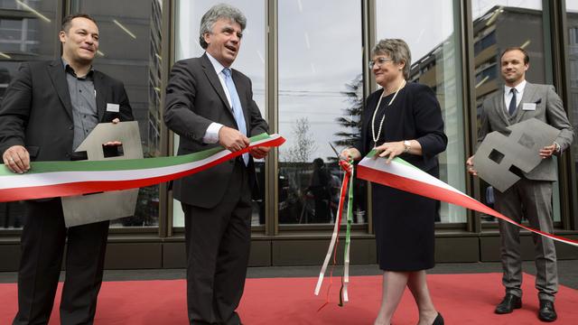 Le président de l'EPFL Patrick Aebischer inaugure Microcity, l'antenne neuchâteloise de l'EPFL, aux côtés de la conseillère d'Etat Monika Maire-Hefti. [Laurent Gillieron]