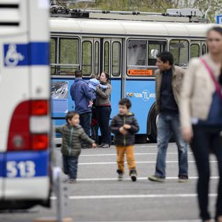 Des personnes observent des bus des Transports publics de la region lausannoise, TL. [Laurent Gillieron]