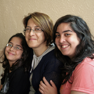 Abir (ici en compagnie de ses deux filles) est une des rares chrétiennes restées vivre à Gaza. [Aude Marcovitch]