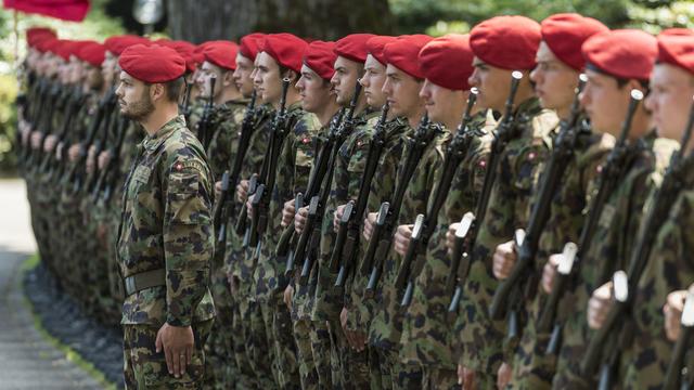 Les effectifs de l'armée suisse demeurent bien fournis, malgré les craintes des parlementaires de droite. [Keystone]